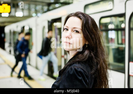 Allemagne, Cologne, portrait de jeune femme à la plate-forme de la station de métro Banque D'Images