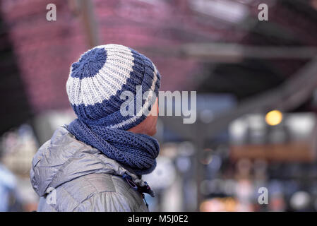 L'homme à Chapeau tricoté et snood Banque D'Images