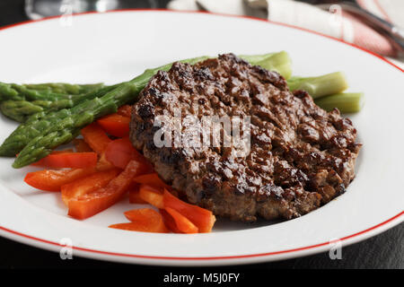 Burger de boeuf avec poivron rouge et d'asperges cuites à la vapeur Banque D'Images