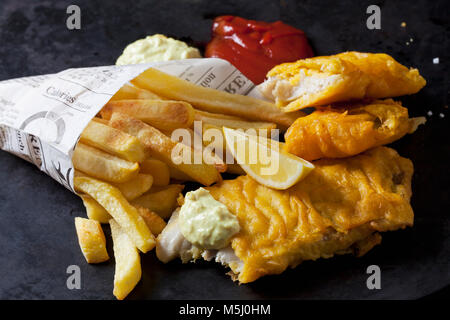 Poisson-frites avec ketchup et rémoulade, tranche de citron Banque D'Images