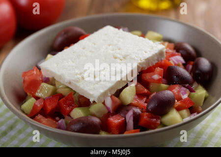 Salade grecque sur une table rustique Banque D'Images