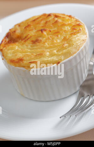 Cottage Pie dans un plat de cuisson blanc Banque D'Images