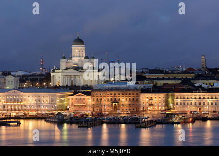 Vue de nuit de la cathédrale d'Helsinki et de la place du marché à Helsinki, Finlande Banque D'Images