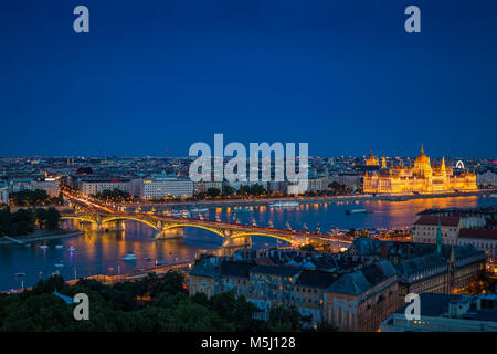 Budapest, Hongrie - vue sur l'horizon panoramique de Budapest à l'heure bleue avec le Parlement illuminé de Hongrie, Pont Marguerite et l'île Marguerite Banque D'Images