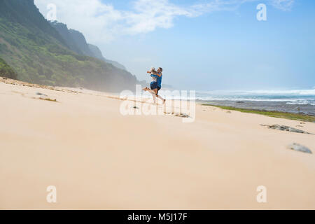 Handsome senior couple having fun on the beach Banque D'Images