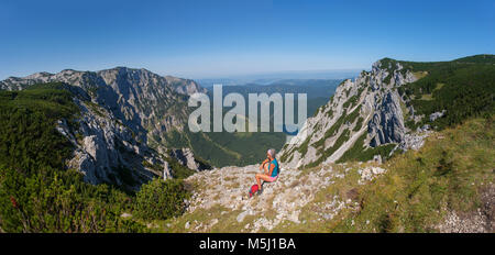 L'Autriche, Salzkammergut, Eben, lac, lac Langbathsee Feuerkogel, Hoellen montagnes, female hiker Banque D'Images