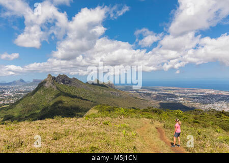 L'Ile Maurice, le Pouce Mountain, female hiker à escargot de rock et de Port Louis Banque D'Images