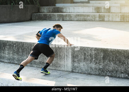 Faire de l'athlète push-ups dans la ville Banque D'Images
