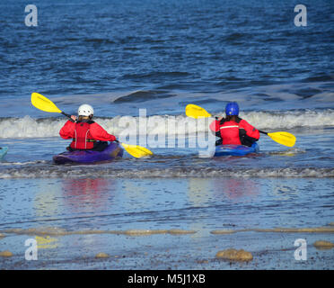 Canoë kayak dans la mer au large des sables bitumineux à St Andrews, Fife, Scotland Banque D'Images