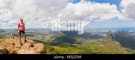 L'Ile Maurice, le Pouce Mountain, female hiker, Snail Rock et Port Louis Banque D'Images