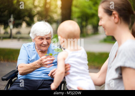 Portrait of senior woman avec fille et sa petite-fille dans un parc Banque D'Images