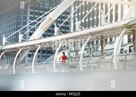 Runner Fitness shirt rouge en tournant sur le pont moderne Banque D'Images