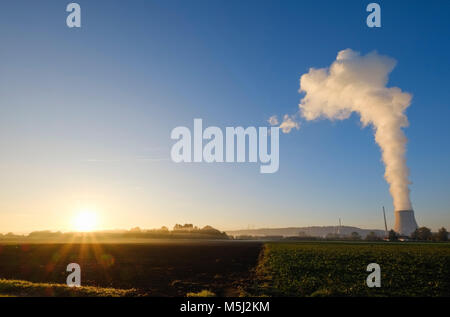 Dampfwolke aus Kühlturm, Sonnenaufgang, Kernkraftwerk Isar, Ohu, Niederbayern, Bayern, Deutschland Banque D'Images