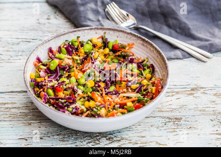 Edamame Salade de quinoa, maïs, carotte, tomate, paprika, oignons dans un bol Banque D'Images