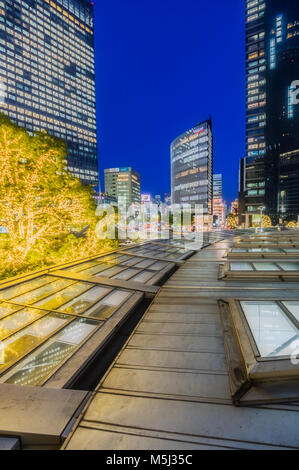 Le Japon, Nagoya, gare et gratte-ciel de nuit Banque D'Images