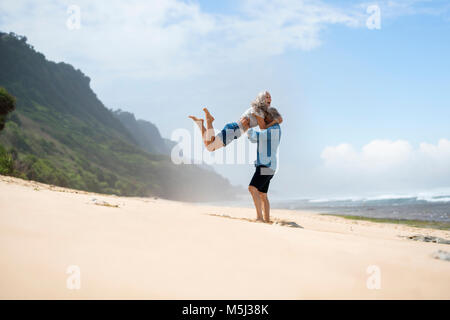 Handsome senior couple having fun on the beach Banque D'Images