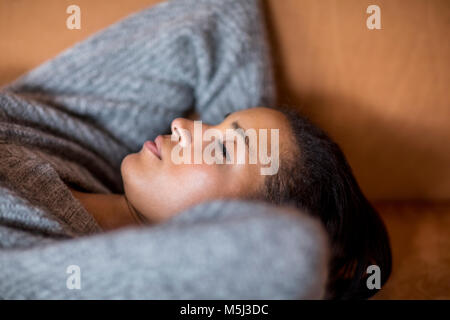 Portrait de jeune femme à dormir sur la table Banque D'Images