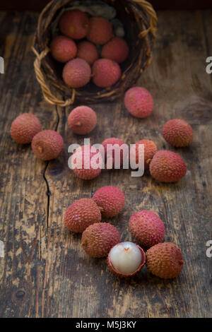Le litchi dans panier, sur bois Banque D'Images