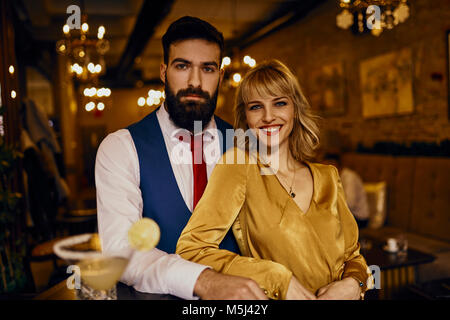 Portrait de couple élégant dans un bar Banque D'Images