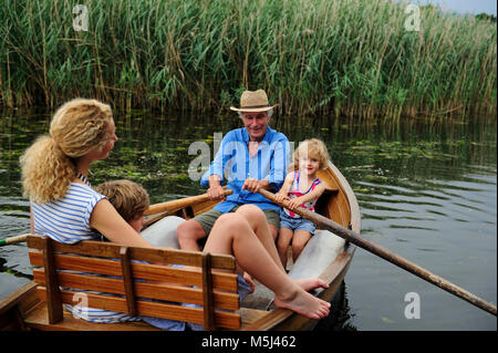 Famille en bateau à rames sur le lac Banque D'Images