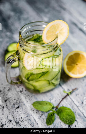 L'eau l'eau de concombre, de désintoxication, de citron, de menthe dans un verre Banque D'Images