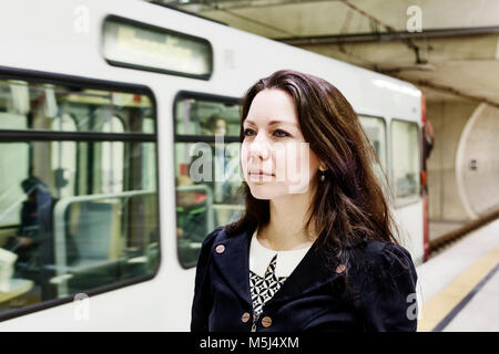 Allemagne, Cologne, portrait de jeune femme en attente à la plate-forme de la station de métro Banque D'Images