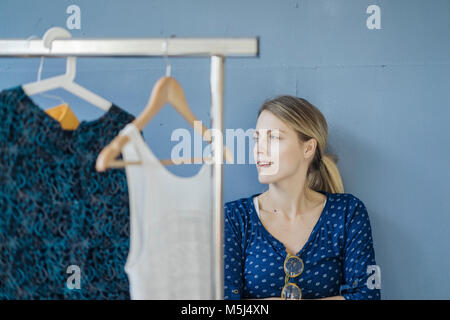 Portrait of smiling Fashion designer in her Studio Banque D'Images