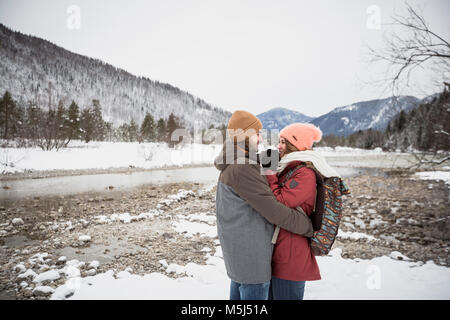 Heureux couple hugging on un voyage en hiver Banque D'Images