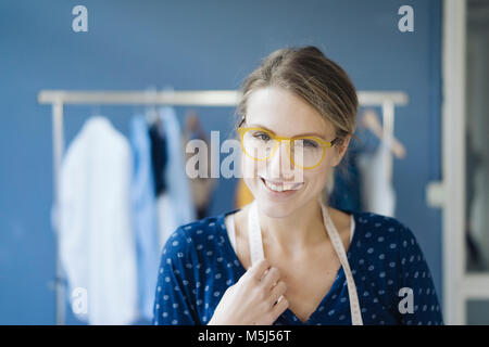 Portrait of smiling Fashion designer in her Studio Banque D'Images