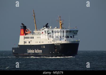 Finlaggan MV, une voiture et ferry Caledonian MacBrayne, exploité par s'approcher du port de Troon sur la côte d'Ayrshire. Banque D'Images