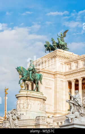 L'Italie, Rome, statue équestre en face de Monumento a Vittorio Emanuele II Banque D'Images