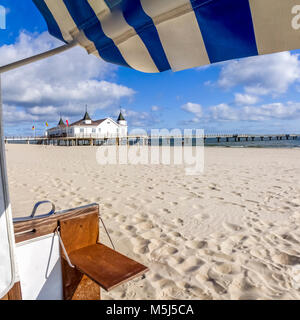 L'Allemagne, de Mecklembourg-Poméranie occidentale, Usedom, Nice, plage, chaises de plage en osier couvert et pont de la mer Banque D'Images