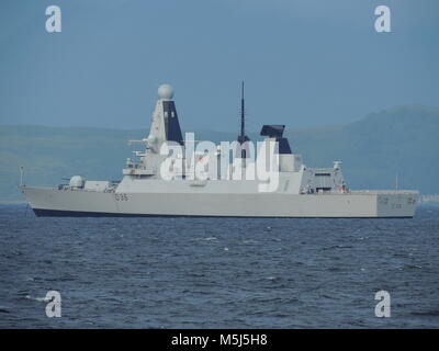 Le HMS Defender (D36), une audacieuse-classe (ou type 45 destroyer) utilisés par la Royal Navy, au large de Largs sur le Firth of Clyde. Banque D'Images