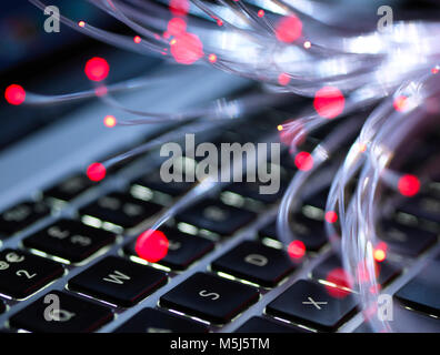 La fibre optique et l'ordinateur portable de tastatur Banque D'Images