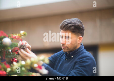 Portrait de l'homme à la décoration de Noël dans un centre commercial Banque D'Images