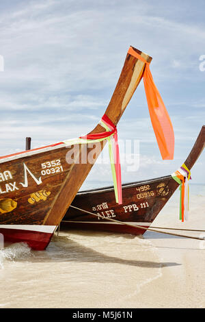 La Thaïlande, les îles Phi Phi, Ko Phi Phi, la location des bateaux à longue queue Banque D'Images