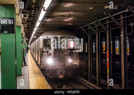 66Th Street - Lincoln Center (IRT Broadway - 7e Avenue, de la station de métro ligne)   Manhattan New York, New York, USA Banque D'Images