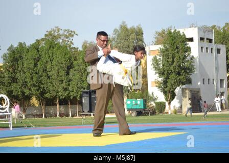 Hyderabad, Pakistan. Feb 23, 2018. L'instructeur lever une fille pendant la démonstration de présentation de gymnastique nationale Kyokushin Karate Championship au siège de la police : Janali Laghari Crédit/Pacific Press/Alamy Live News Banque D'Images