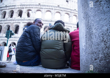 Roma, Italie. Feb 21, 2018. Visite guidée pour certains migrants dans le Coliseum organisée par des bénévoles de l'association Baobab de l'expérience. Crédit : Matteo Nardone/Pacific Press/Alamy Live News Banque D'Images