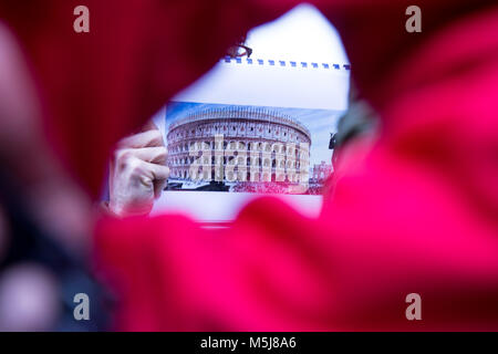 Roma, Italie. Feb 21, 2018. Visite guidée pour certains migrants dans le Coliseum organisée par des bénévoles de l'association Baobab de l'expérience. Crédit : Matteo Nardone/Pacific Press/Alamy Live News Banque D'Images