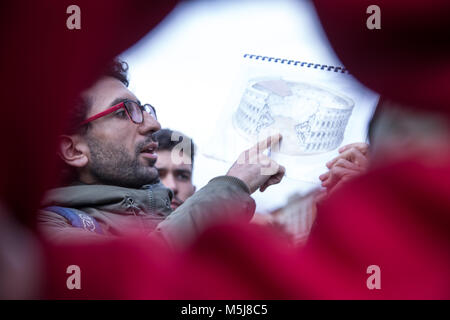 Roma, Italie. Feb 21, 2018. Visite guidée pour certains migrants dans le Coliseum organisée par des bénévoles de l'association Baobab de l'expérience. Crédit : Matteo Nardone/Pacific Press/Alamy Live News Banque D'Images