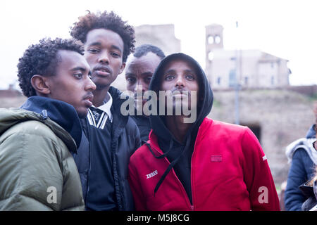 Roma, Italie. Feb 21, 2018. Visite guidée pour certains migrants dans le Coliseum organisée par des bénévoles de l'association Baobab de l'expérience. Crédit : Matteo Nardone/Pacific Press/Alamy Live News Banque D'Images