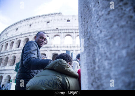 Roma, Italie. Feb 21, 2018. Visite guidée pour certains migrants dans le Coliseum organisée par des bénévoles de l'association Baobab de l'expérience. Crédit : Matteo Nardone/Pacific Press/Alamy Live News Banque D'Images