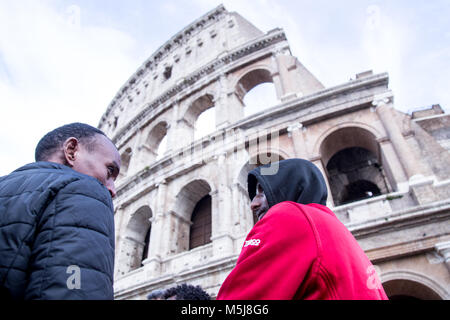 Roma, Italie. Feb 21, 2018. Visite guidée pour certains migrants dans le Coliseum organisée par des bénévoles de l'association Baobab de l'expérience. Crédit : Matteo Nardone/Pacific Press/Alamy Live News Banque D'Images