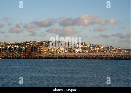 Vue sur Playa Del Rey avec l'avion au décollage de LAX vu bof Marina Del Rey, CA Banque D'Images