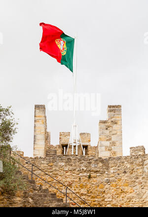 Le drapeau portugais est photographié survolant le château Sao Jorge à Lisbonne, Portugal. Banque D'Images