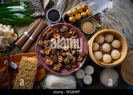 Boulettes de porc à la vapeur de riz shiitaké nouilles pains cuisine asiatique mélange alimentaire Banque D'Images