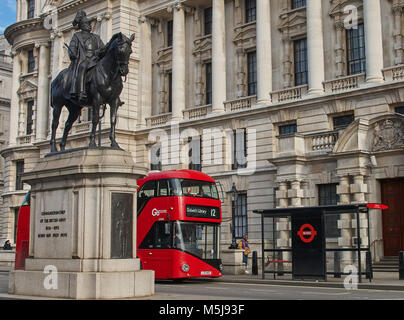 Un bus à impériale rouge sur Whitehall, Londres Banque D'Images