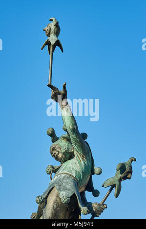 Statue de Falstaff, William Shakespeare's court jester personnage contre un ciel bleu clair. Banque D'Images