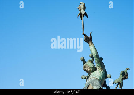 Statue de Falstaff, William Shakespeare's court jester personnage contre un ciel bleu clair. Banque D'Images